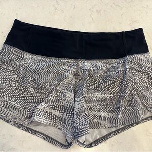 Lululemon speed up mid rise shorts in size 6.